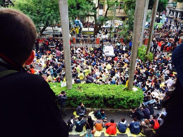 RoxymoronBand's tweet photo. @guardiannews Why no news on students occupying Taiwan parliament past 2 days?? Shame on you. #Taiwan #TaiwanProtest http://t.co/fH2HxEP8gq