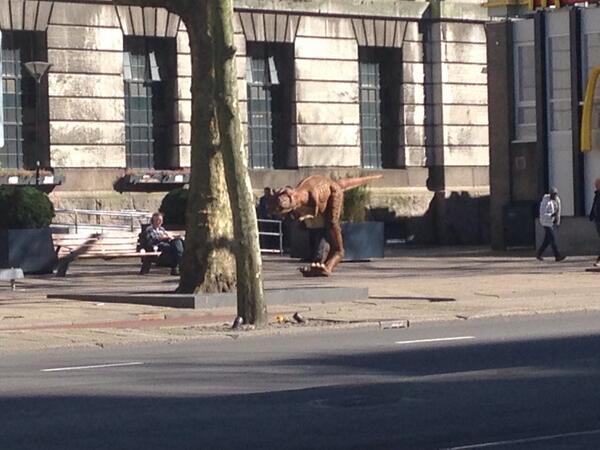 Help! Dino's nemen #Rotterdam over!! De eerste stappen op de Coolsingel zijn gezet..