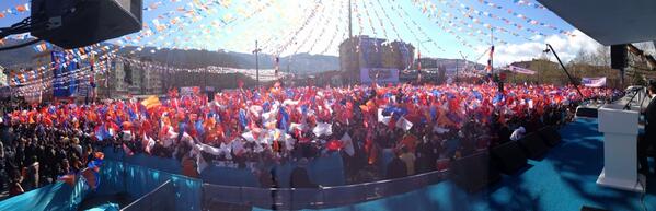 erdemacar06's tweet photo. Bursa'da 1 saat kala miting alanı tamamen dolmuş durumda. http://t.co/P0yiEjiGZs