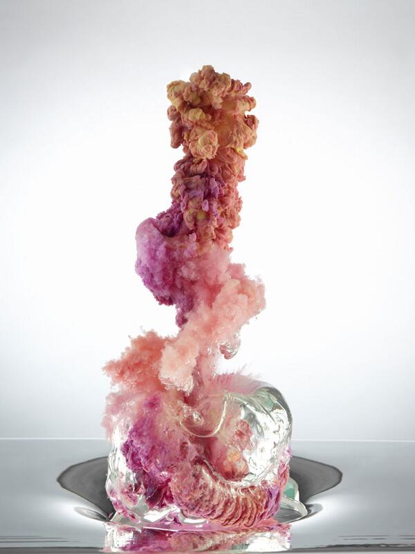 These trippy high-speed photos of paint look like weirdly beautiful bomb explosions wrd.cm/1gKd0mr