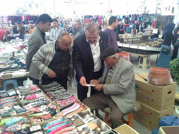 ibrahimvuraldnz's tweet photo. Gelen su faturasına tepkisini gösteren kardeşimize, 30 Mart'tan sonra bu sorunların tarihe gömüleceğini söylüyoru http://t.co/PWBDV10kYI