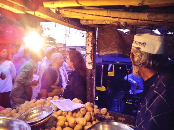 medhanarmada's tweet image. While interacting with hawkers n listening their problem faces daily during #padyatra in #Vikroli.