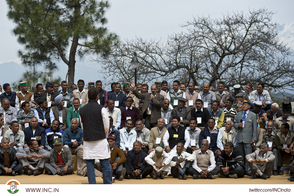 INCIndia's tweet photo. राहुल गाँधी आज हिमाचल प्रदेश में पूर्व सैनिकों के बीच में उनकी समस्याएं सुनते हुए http://t.co/IdO1DCXrya