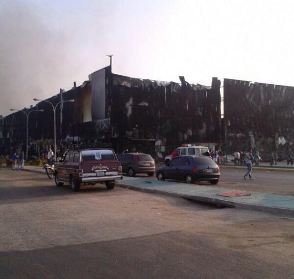 carmenramia's tweet photo. RT @Bellaini: Así quedó el supermercado Hiper San Diego, lo quemaron anoche a las 3am http://t.co/OPOWWTJfWf” #SanDiego #Carabobo