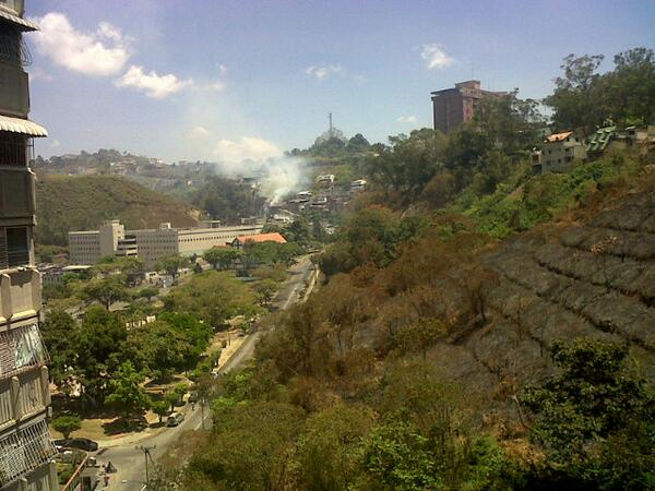 apichardob's tweet photo. Comienza fuerte represión en Montaña Alta #carrizal  GNB lanza bombas lacrimógenas hacia Centro Medico los altos. http://t.co/fCUDW1Ln57