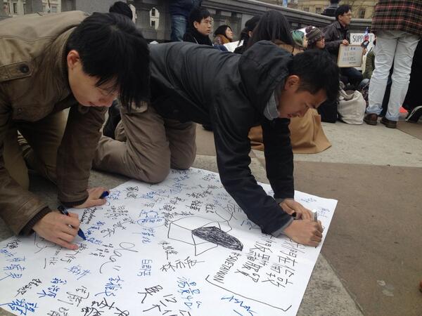 savetaiwan2014's tweet photo. We are in London Trafalgar Square, supporting the Occupy Taiwan Parliament. http://t.co/nXFP4ubszs