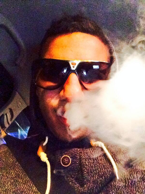 HaamaaBeatz's tweet photo. Comment veux tu que je me tienne pas a carreau quand j'ai des Vuitton sur le nez #NoFake #PasDimitationNous http://t.co/mfiq77Xg7c