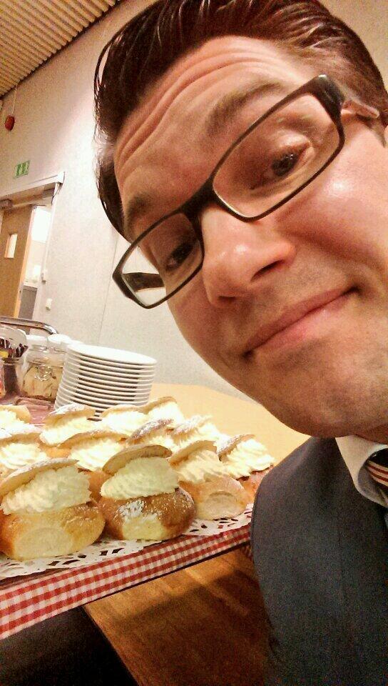 BjLzwDEIUAEONLx.jpg:large