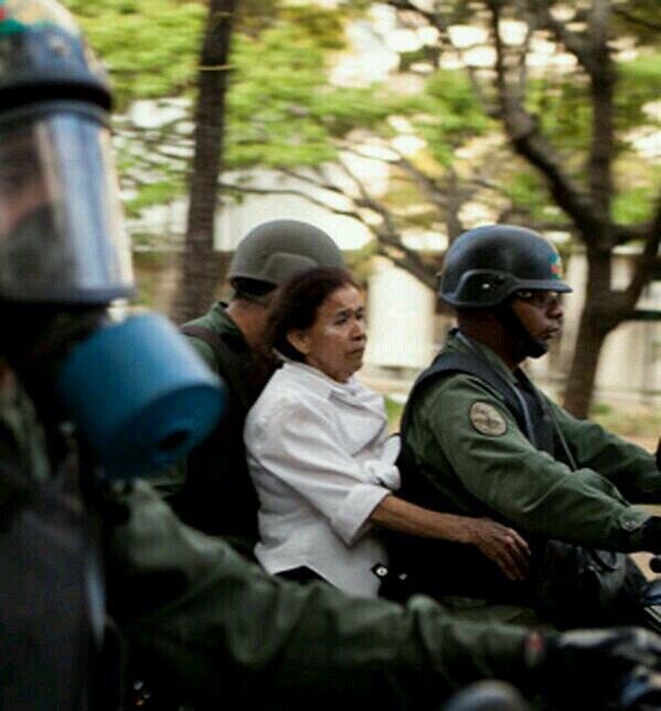 #Venezuela #Ukraine #ResistenciaVzla #guarimba Abuela arrestada así es que nos quieren ver, hasta las abuelas llevan!