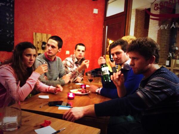 theDuplexTeam's tweet photo. Cours d'oeno en famille. 
#theduplexteam #Bordeaux http://t.co/5a5ZEw8xR9