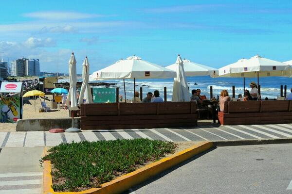 emekavoces's tweet photo. Zona de Playa El Emir en La Brava frente a Miró con sus deck trabajando bien. Playa con mucha gente en el reparo S.E http://t.co/3j0RkSa3rj