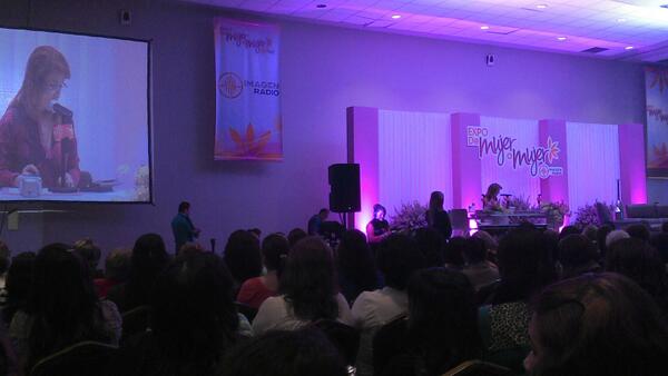 di_velasco's tweet photo. Desde la "Expo de Mujer a Mujer" en @ExpoTampico por cortesía de Imagen #Tampico @Adela_Micha @qtf http://t.co/AyQxeMcIFB