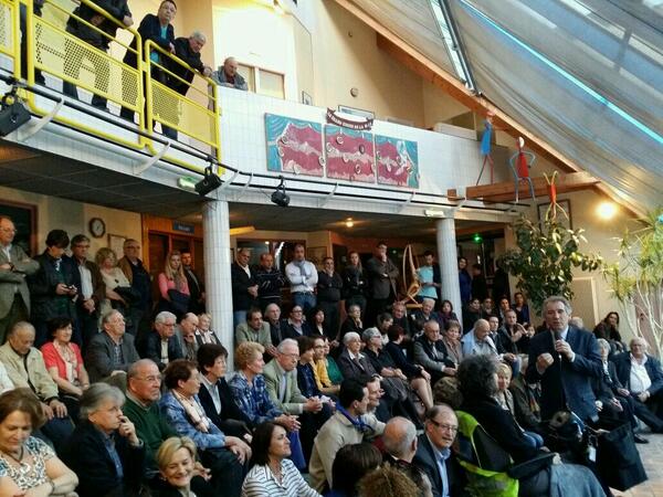 TCheneviere's tweet photo. Dernière soirée avant le 1er tour avec une foule joyeuse. En route vers l'alternance avec @bayrou et @aimonspau http://t.co/LLLKiqvrXj