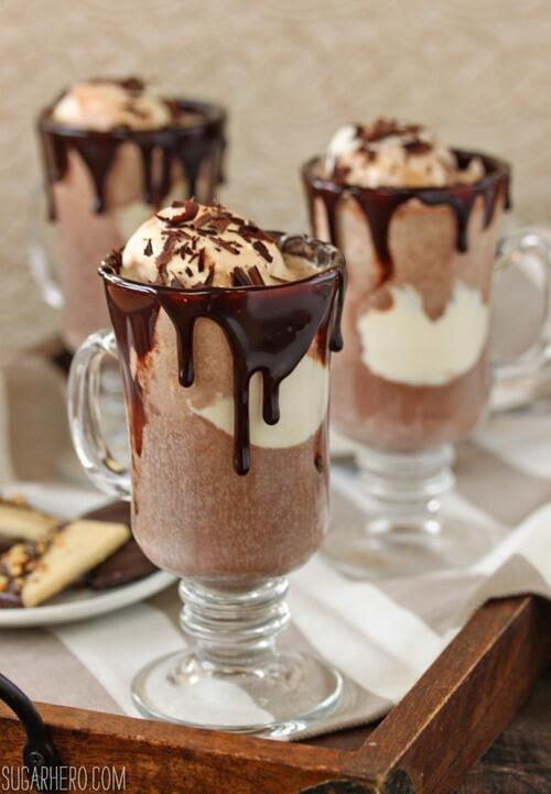 YummyImages's tweet photo. Hot Chocolate Floats http://t.co/GNYLEYgeCe
