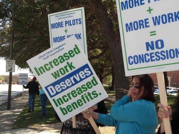 APAStaff's tweet photo. APA staff conducts informational picketing @AlliedPilots. Negotiating since July 2013. #organize #union http://t.co/FNAP7Th1AO