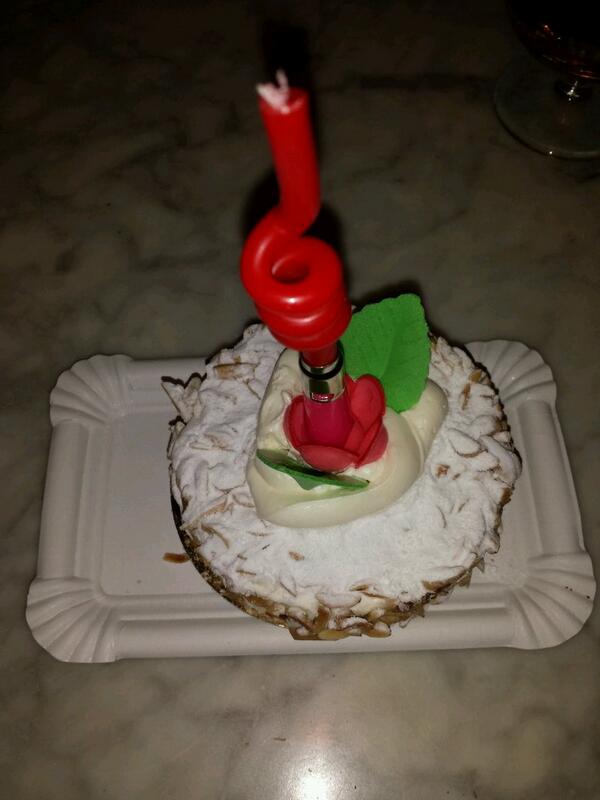silviaxti's tweet photo. Tarta improvisada para @Sheilis5 con @Nago_martin  muchisimas felicidadess!! http://t.co/B5SkRhuYcJ