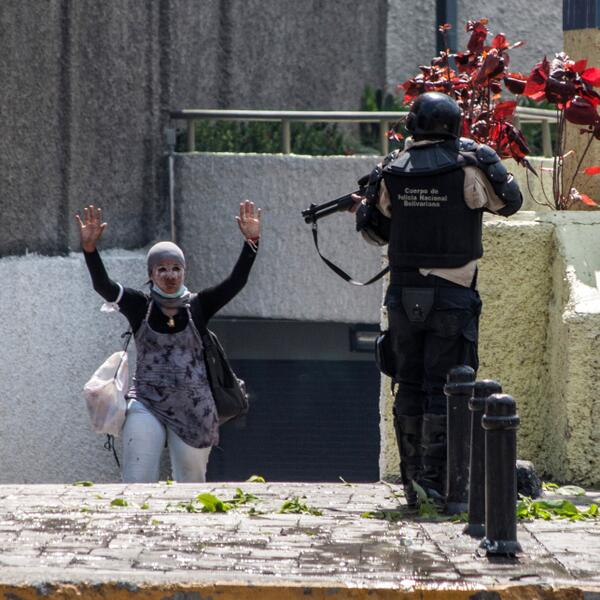 JhonnyDrinks's tweet image. Esta chica buscaba refugio y al salir se consiguió a un PNB. Por @alkamize #Caracas #CiudadBanesco #20M