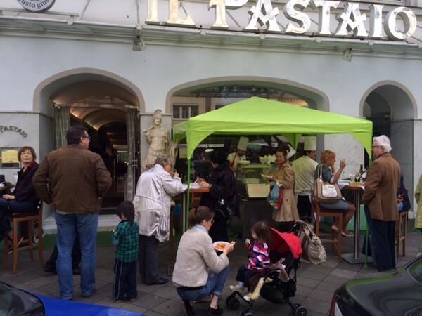EatItalyFood's tweet photo. Heute war viele Leute hier, um unsere Speisen zuprobieren! http://t.co/tvPtt6a3nk