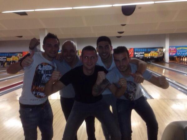 AlexyBosetti's tweet photo. Photo Des Vainqueurs De La Soirée Aaahaaaaah !!! 648 a 623 .. Grosse Partie De Bowling @BautheacEric @nealmaupay18 http://t.co/8zMM0XWqs2