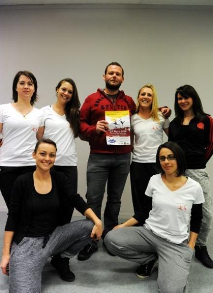 GregMenkarska's tweet photo. Auch. Elles dansent pour faire sourire les enfants http://t.co/EBWMUTKhfU http://t.co/EsUyoiEKPK
