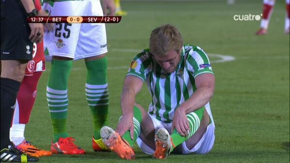 FutbolMediaset's tweet photo. Mala noticia para el Betis, Perquis está lesionado y va a tener que dejar el partido (0-0) http://t.co/obFDtIlVyE http://t.co/gE9dZsrdMa