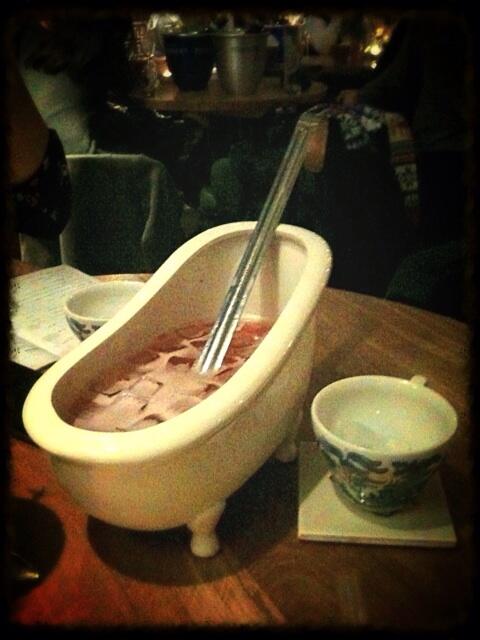 RachelWillshee's tweet photo. Awesome bathtub champagne cocktail from last night #bathbubbles http://t.co/FFjxEOswoI