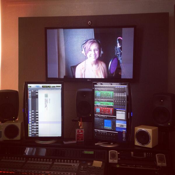 RachyWilliamson's tweet image. Snap from earlier in the studio... Album coming soon....🙊😂 #Asif #ToneDef