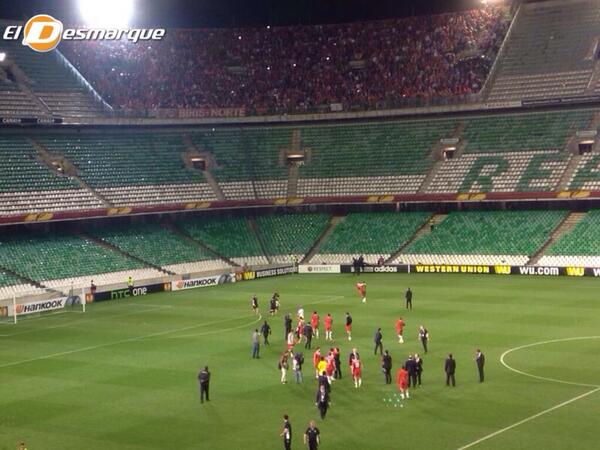 FOTO | ¡Cánticos recordando a Antonio Puerta en la celebración! #DesmarqueDerbiUEL