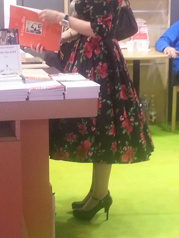 Salon du livre: elle lit 'Le cirque d'Eros'.