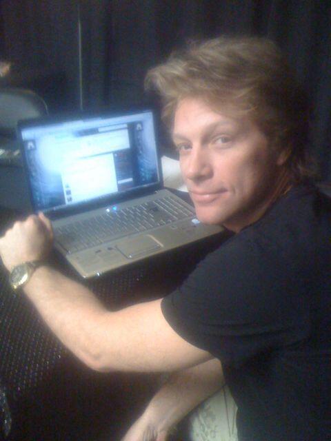 Mary81bjc's tweet photo. @DavidBergman ♥❤(o‿O)❤♥♪♫•*¨*•.♫♪ SHOCKING!! My #FirstTweet was: "I just saw that @BonJovi tweeted this on #yfrog." http://t.co/1innhj0nlL