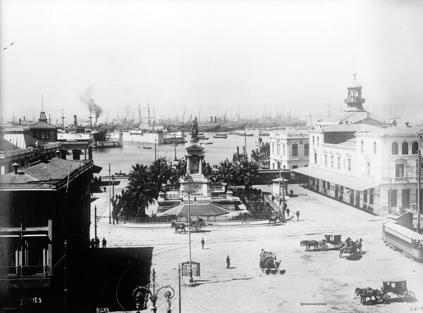 RenzoVaccarezza's tweet photo. Plaza Sotomayor de #Valparaíso, a principios del siglo XX. #FotosConHistoria http://t.co/agpMUg8WY2