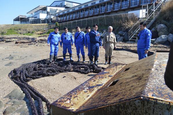 浦賀水道で貨物船が沈没した事故が、千葉県内の漁業者に深刻な被害を出しています。流出した重油が富津市の海岸およそ10キロに渡って流れ着き、地元の漁業者は回収作業に追われるとともに、漁再開の目処がたっていません。
