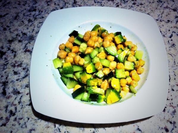 zanamente's tweet photo. Para q tu cena tenga un extra de hierro: prepara esta ensalada de garbanzos, con un poco de pepino y aguacate!! http://t.co/ntyc1jc5Z0
