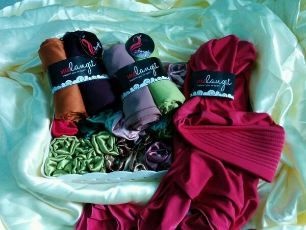 Via <a href="/Melangit_62/">Melangit Serang</a> yuk ka diorder produk @melangit_ bergo n khimar berbagai ukuran. WA 081317617402/24ED6595