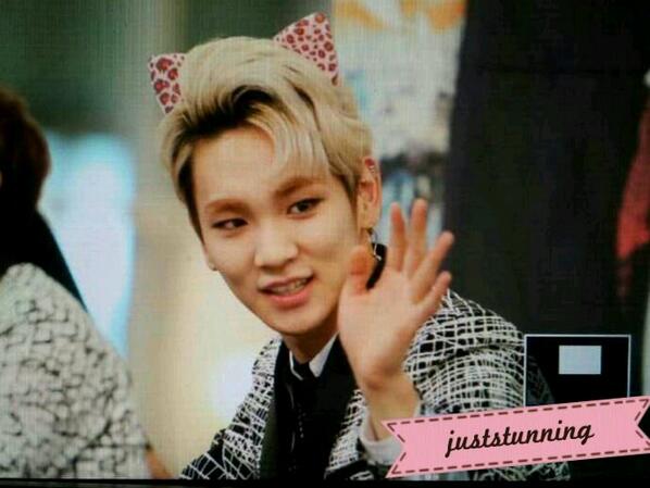juststunning's tweet photo. 140321 투하트팬싸인회. 머리띠 그는 좋은 친구였습니다..♡♡♡ 키냥이 크르릉 '~' SHINee KEY http://t.co/dUGXghhfBV