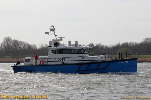 StanPilot 2205 van #damenshipyard passeert Maassluis.