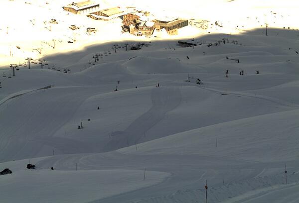 websierranevada's tweet photo. Una ligera capa de nieve nueva da la bienvenida a este amanecer soleado en #SierraNevada. Todas las pistas abiertas. http://t.co/rFua5fcgeu