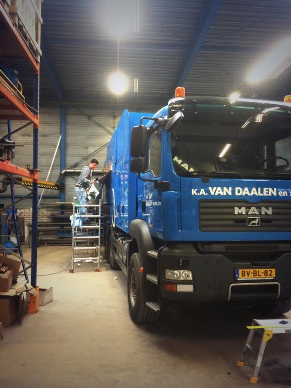Vandaag wordt onze #grondzuigwagen beplakt door <a href="/LyonReclame/">Lyon Reclame</a> rara wat gaat het worden ....