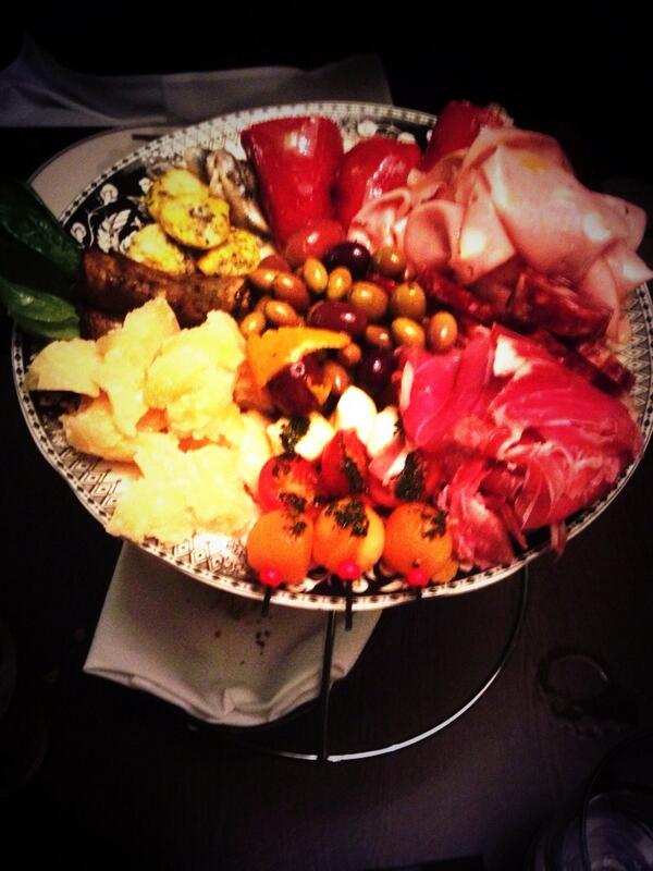 mcfingers77's tweet image. Having anti-pasto with my man @poiyooloco after weigh ins for @StormDamageMMA #smashemBro