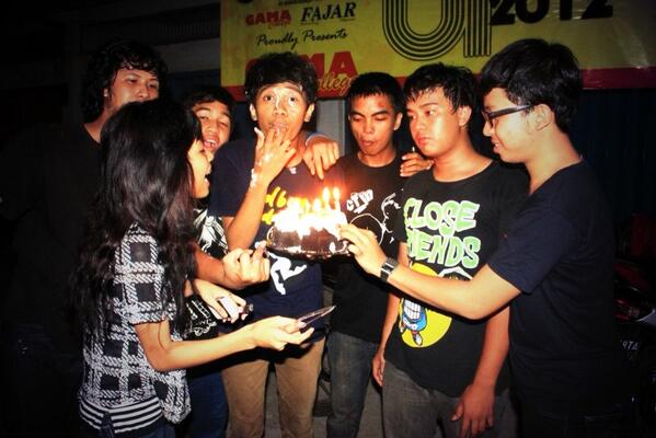 CF_Makassar's tweet photo. #latepost with clofriends family 😃 http://t.co/T54KXvHrod