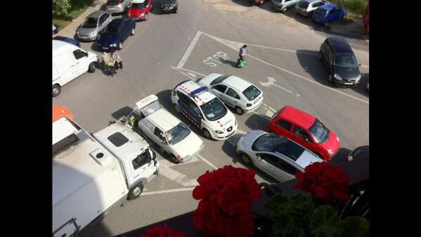Pep_Rubio's tweet photo. @policiamanresa 
Agilitat en retirar els vehicles en ambdos casos!!!!
Avui i dia de mercat
PEP http://t.co/4eeGxxS93F
