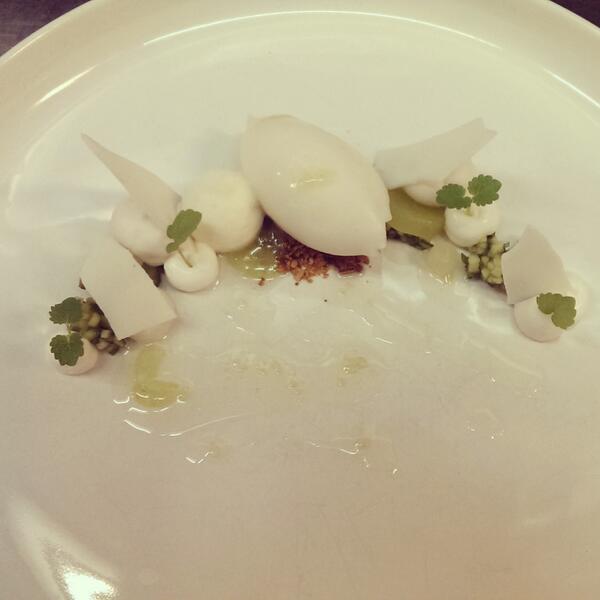 JermainDe's tweet photo. Lychee - komkommer - kokos - gin tonic http://t.co/hBSHjNRxAv
