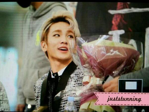 juststunning's tweet photo. 140321 팬싸인회. 기범이 꼭 닮은 보라노랑 꽃다발 선물했더니, 우리 무대에 써도되겠다 ^ㅂ^ 하며 방그레방그레 해준 우리 봄봄♡♡♡ SHINee KEY http://t.co/lHDPc9LMWX