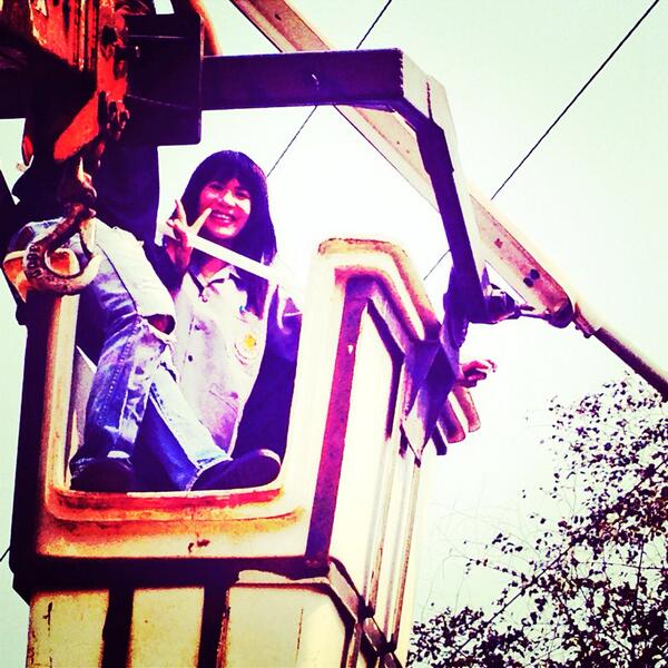 MamSex's tweet photo. ขึ้นเสาไฟฟ้าเล่นๆๆๆ http://t.co/qZTNB6M4YE