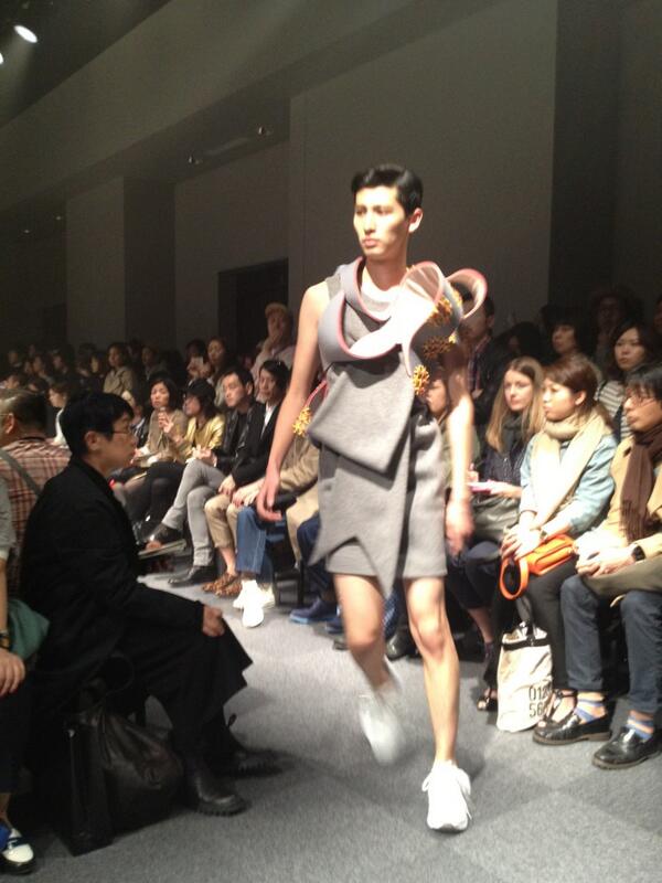 装苑online ジェンダーレスなコレクションを展開する Mikio Sakabe は スカートやワンピースなどの女性的なアイテムも男性が着用 モデルは全員男性 Http T Co E2sfkuxtje Twitter 装苑online ジェンダーレスなコレクションを展開する Mikio Sakabe は スカートやワンピースなどの女性的なアイテムも男性が着用 モデルは全員男性 Http T Co E2sfkuxtje Twitter