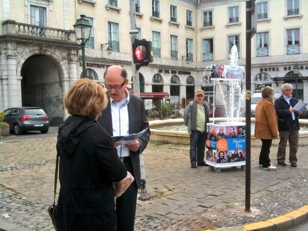MLMPau's tweet photo. Les colistiers d'@aimonspau Place Gramont pour échanger avec les Palois http://t.co/Z8zacenQkP