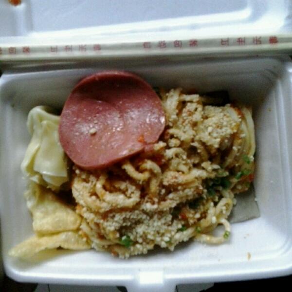 aandika123's tweet image. Santapan Sebelum Perform 
*Mie Bledeg level 3 (30) *Turen *HemmYummy ;-) #Huuah Pedes :-D :-P ;-)