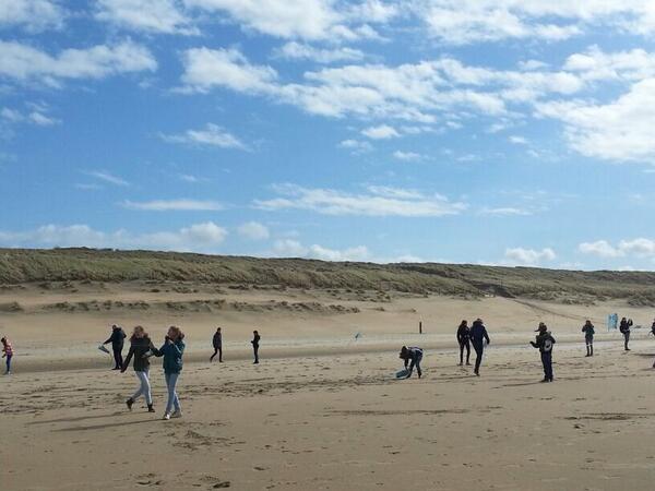 Maaslandtto's tweet image. To conclude the day 88 kids to fly their own kites on the beach. #b1p #b1s #b1r #maaslandbridges #maaslandbilingual