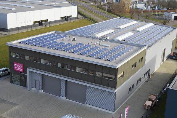 VDSSolarSystems's tweet image. VDS systeem van de week: Medicura. 
236 x 250Wp panelen
PLATINUM omvormers
2 oplaadpunten voor electrische auto's!