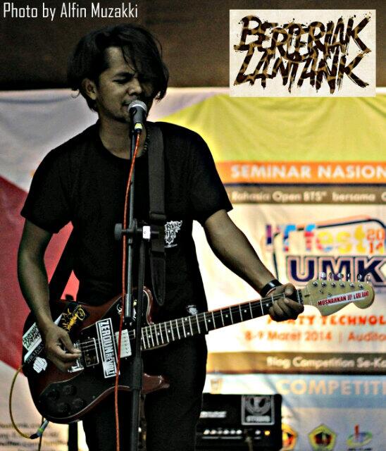 BERTERIAK LANTANK <a href="/Azye_Rock/">Romo Azye Punktadewa 🇵🇸</a> vocal and guitar wearing <a href="/ZerounRevolt/">ZEROUN REVOLT</a> #kerassssss
